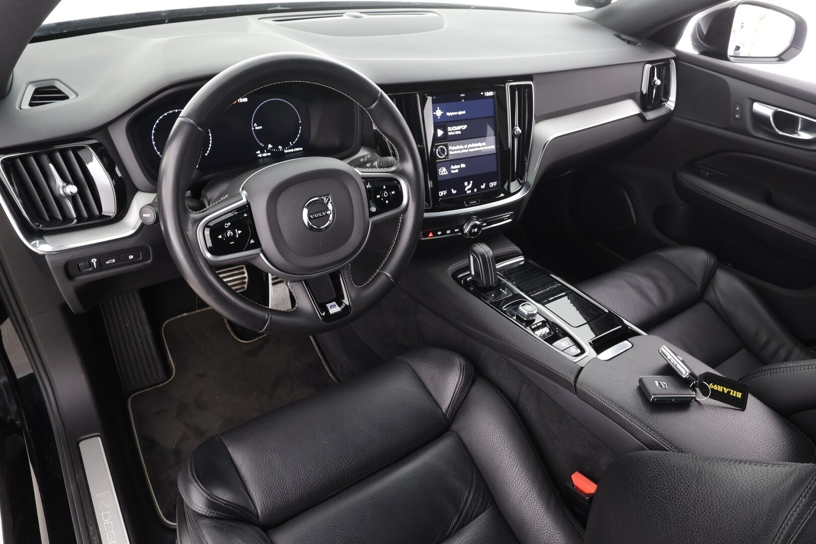 Volvo V60 2020 T8 TwE AWD R-Design aut * Panorama / Webasto / Koukku / ACC / Full-LED / P.kamera / Sporttipenkki Muistilla / Navi * - 2x Latauskaapelit / Kahdet renkaat - Osta nyt, maksa vasta ensi vuonna