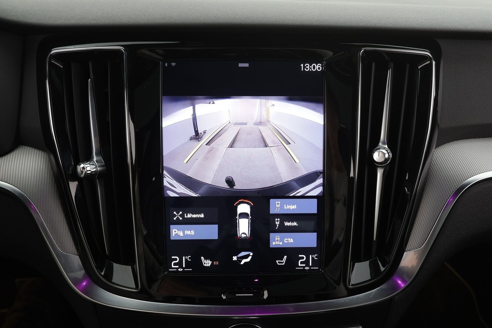 Volvo V60 2020 T8 TwE AWD R-Design aut * Panorama / Webasto / Koukku / ACC / Full-LED / P.kamera / Sporttipenkki Muistilla / Navi * - 2x Latauskaapelit / Kahdet renkaat - Osta nyt, maksa vasta ensi vuonna