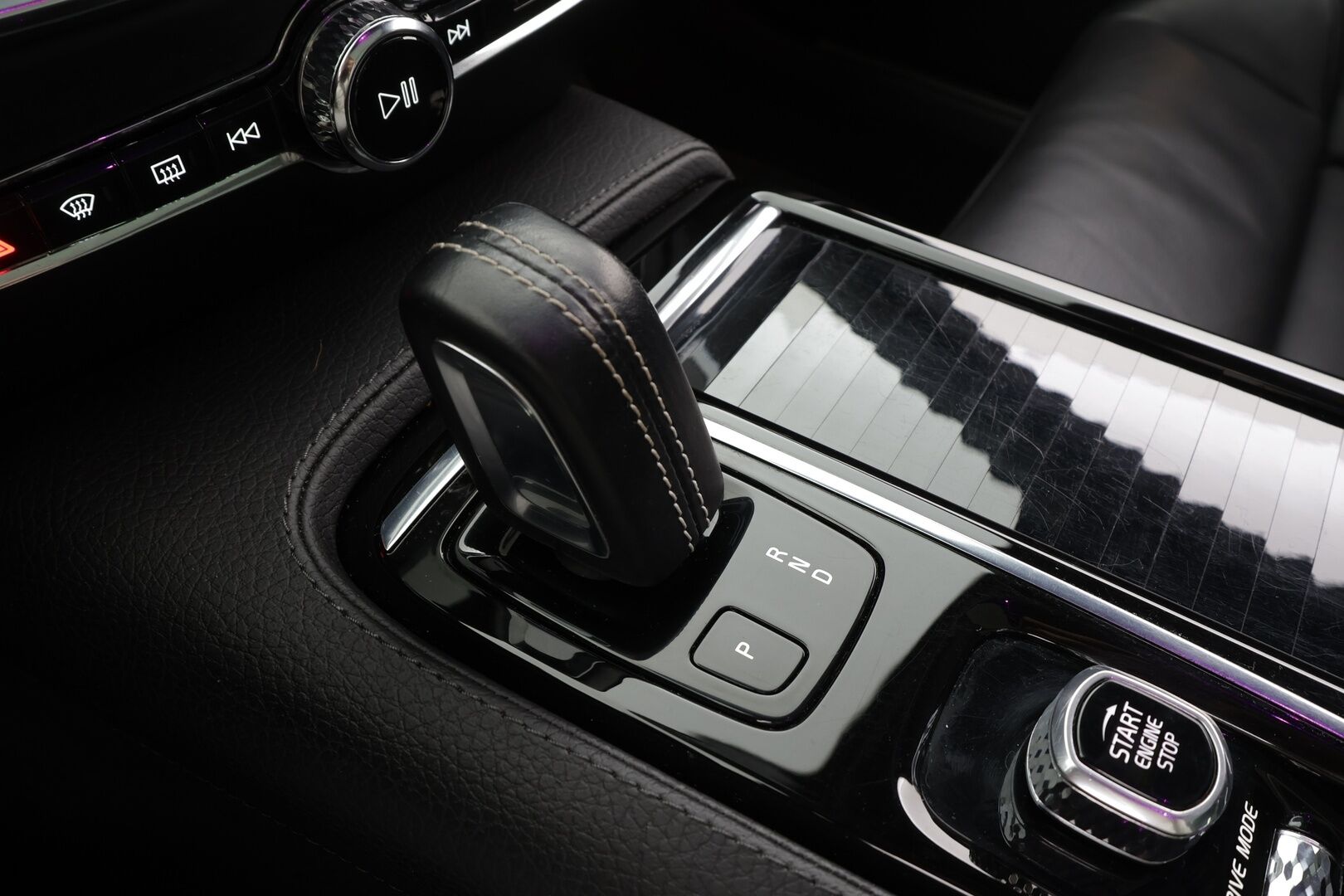 Volvo V60 2020 T8 TwE AWD R-Design aut * Panorama / Webasto / Koukku / ACC / Full-LED / P.kamera / Sporttipenkki Muistilla / Navi * - 2x Latauskaapelit / Kahdet renkaat - Osta nyt, maksa vasta ensi vuonna