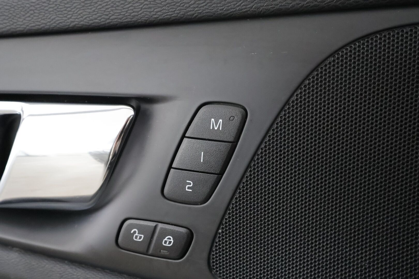 Volvo V60 2020 T8 TwE AWD R-Design aut * Panorama / Webasto / Koukku / ACC / Full-LED / P.kamera / Sporttipenkki Muistilla / Navi * - 2x Latauskaapelit / Kahdet renkaat - Osta nyt, maksa vasta ensi vuonna