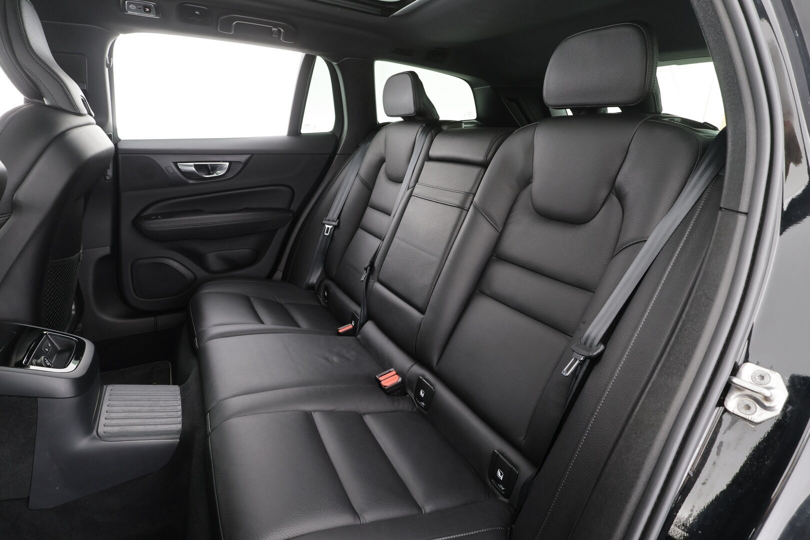 Volvo V60 2020 T8 TwE AWD R-Design aut * Panorama / Webasto / Koukku / ACC / Full-LED / P.kamera / Sporttipenkki Muistilla / Navi * - 2x Latauskaapelit / Kahdet renkaat - Osta nyt, maksa vasta ensi vuonna