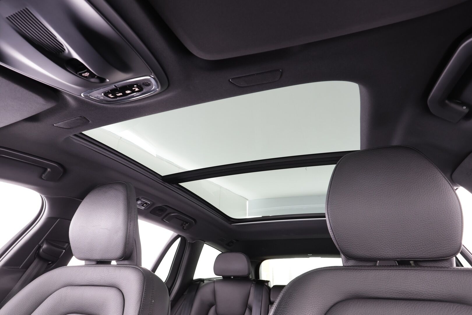 Volvo V60 2020 T8 TwE AWD R-Design aut * Panorama / Webasto / Koukku / ACC / Full-LED / P.kamera / Sporttipenkki Muistilla / Navi * - 2x Latauskaapelit / Kahdet renkaat - Osta nyt, maksa vasta ensi vuonna