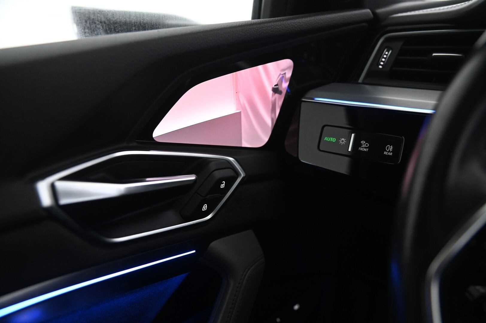 Audi e-tron 2020 Sportback S line 50 quattro - ACC | Matrix LED | HUD | Panorama | Navarra Blue | Bang&Olufsen | Timanttitikatut Nahkaistuimet | S-Line | 360 | Vetokoukku | Virtuaaliset ulkopeilit | SoH 92,7% | 2x renkaat&aluvantein