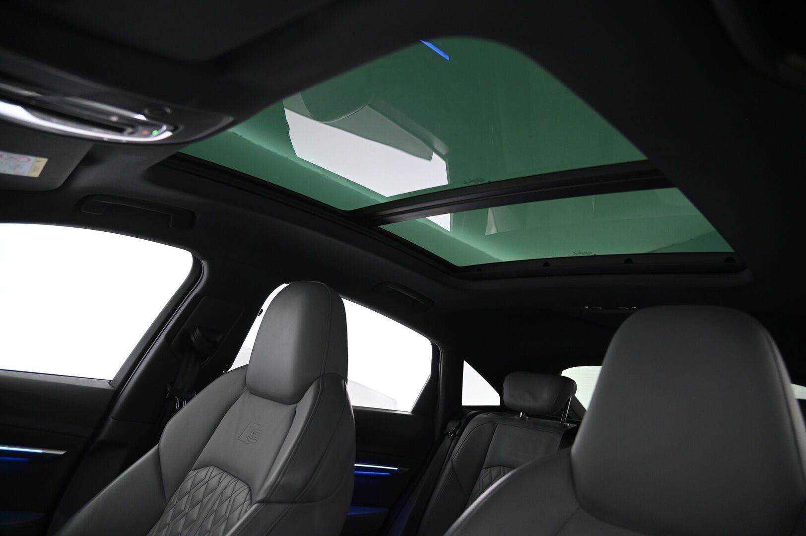 Audi e-tron 2020 Sportback S line 50 quattro - ACC | Matrix LED | HUD | Panorama | Navarra Blue | Bang&Olufsen | Timanttitikatut Nahkaistuimet | S-Line | 360 | Vetokoukku | Virtuaaliset ulkopeilit | SoH 92,7% | 2x renkaat&aluvantein