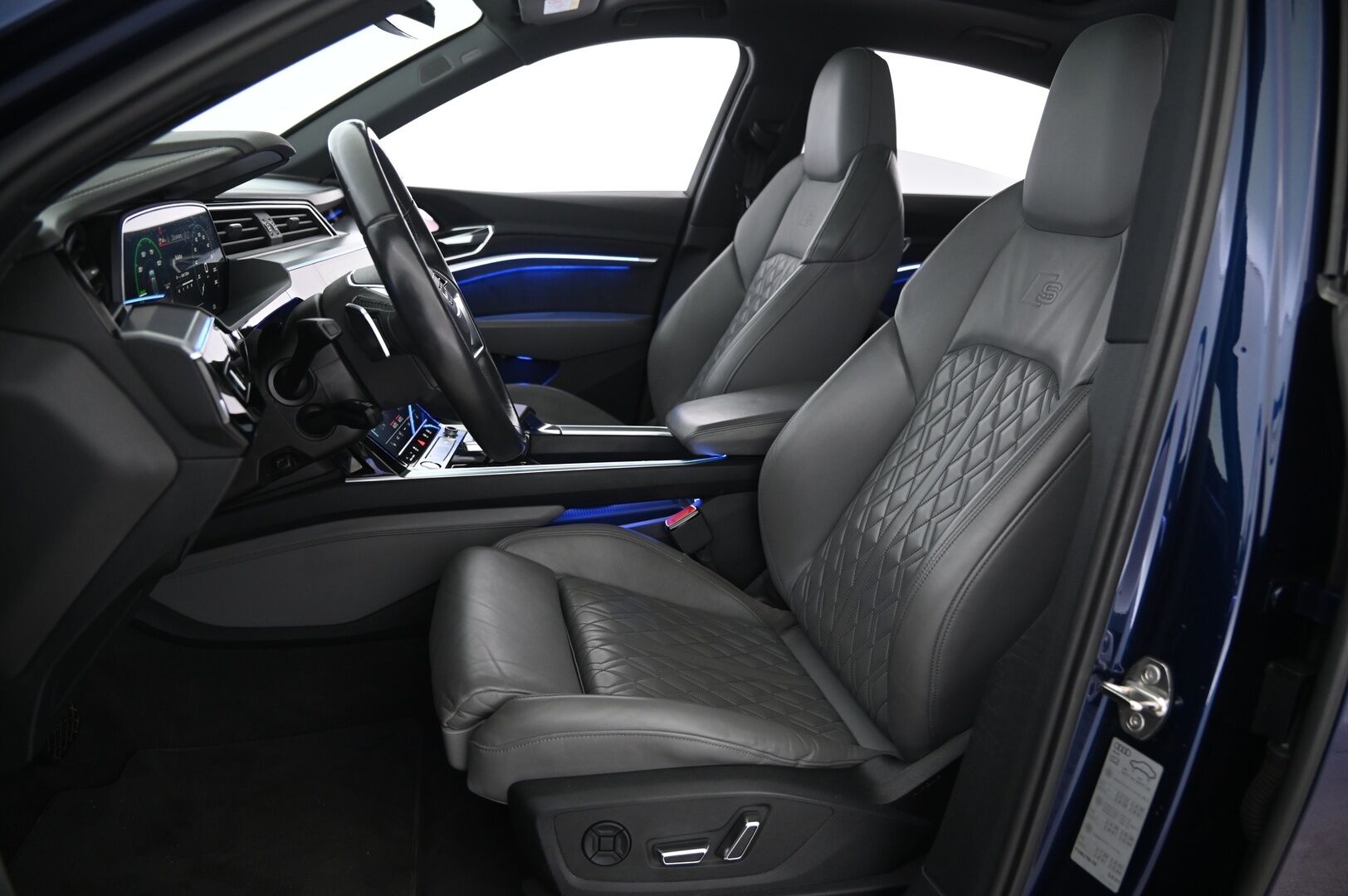 Audi e-tron 2020 Sportback S line 50 quattro - ACC | Matrix LED | HUD | Panorama | Navarra Blue | Bang&Olufsen | Timanttitikatut Nahkaistuimet | S-Line | 360 | Vetokoukku | Virtuaaliset ulkopeilit | SoH 92,7% | 2x renkaat&aluvantein