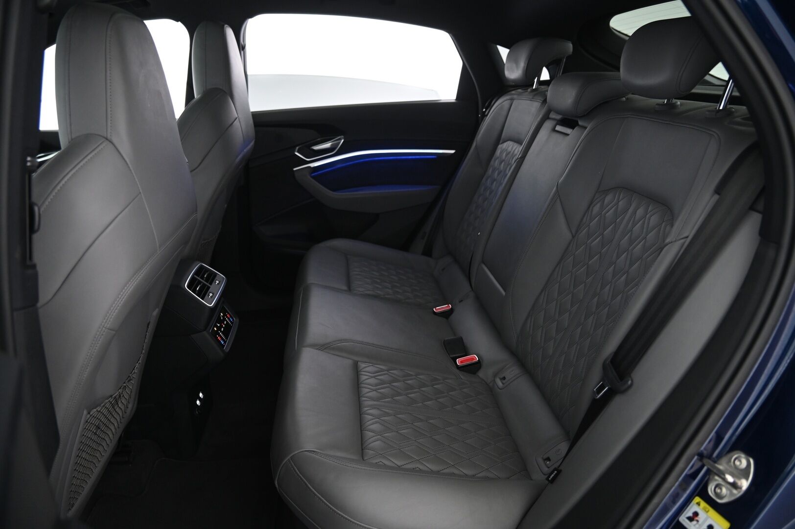 Audi e-tron 2020 Sportback S line 50 quattro - ACC | Matrix LED | HUD | Panorama | Navarra Blue | Bang&Olufsen | Timanttitikatut Nahkaistuimet | S-Line | 360 | Vetokoukku | Virtuaaliset ulkopeilit | SoH 92,7% | 2x renkaat&aluvantein