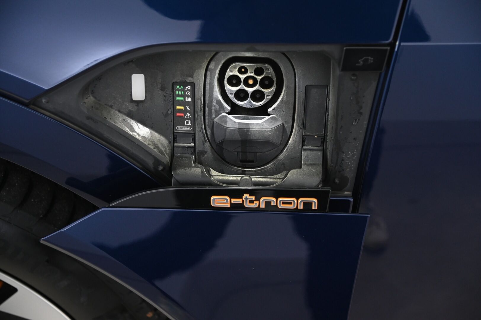 Audi e-tron 2020 Sportback S line 50 quattro - ACC | Matrix LED | HUD | Panorama | Navarra Blue | Bang&Olufsen | Timanttitikatut Nahkaistuimet | S-Line | 360 | Vetokoukku | Virtuaaliset ulkopeilit | SoH 92,7% | 2x renkaat&aluvantein