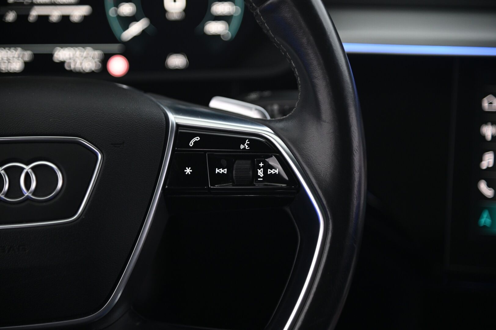 Audi e-tron 2020 Sportback S line 50 quattro - ACC | Matrix LED | HUD | Panorama | Navarra Blue | Bang&Olufsen | Timanttitikatut Nahkaistuimet | S-Line | 360 | Vetokoukku | Virtuaaliset ulkopeilit | SoH 92,7% | 2x renkaat&aluvantein
