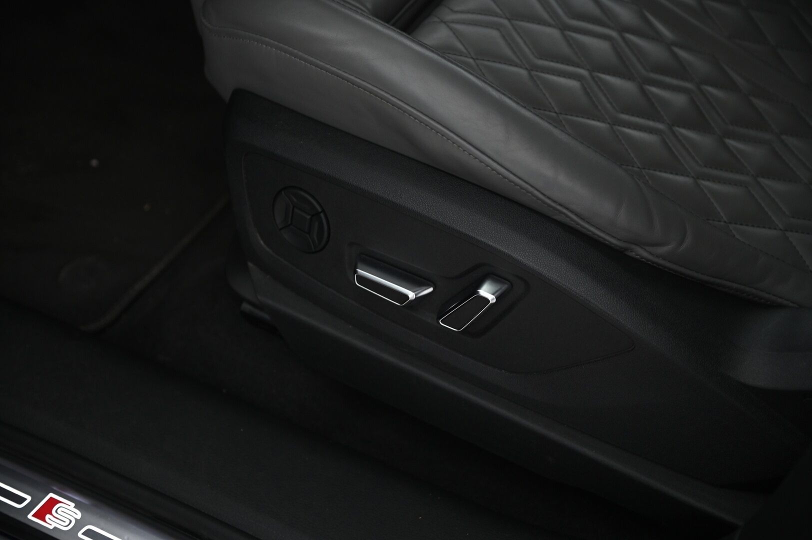 Audi e-tron 2020 Sportback S line 50 quattro - ACC | Matrix LED | HUD | Panorama | Navarra Blue | Bang&Olufsen | Timanttitikatut Nahkaistuimet | S-Line | 360 | Vetokoukku | Virtuaaliset ulkopeilit | SoH 92,7% | 2x renkaat&aluvantein