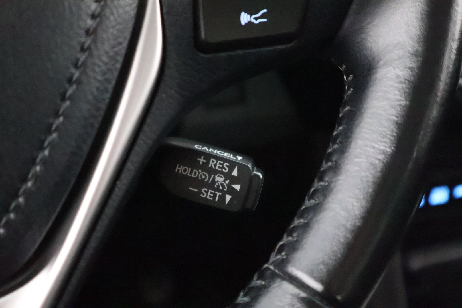 Toyota RAV4 2016 2.5 Hybrid AWD Style - Adapt.Vakkari / Peruutuskamera / Vetokoukku / Adapt.LED / Lohko & Sisäpistoke / Sähköluukku / Siisti yksilö!
