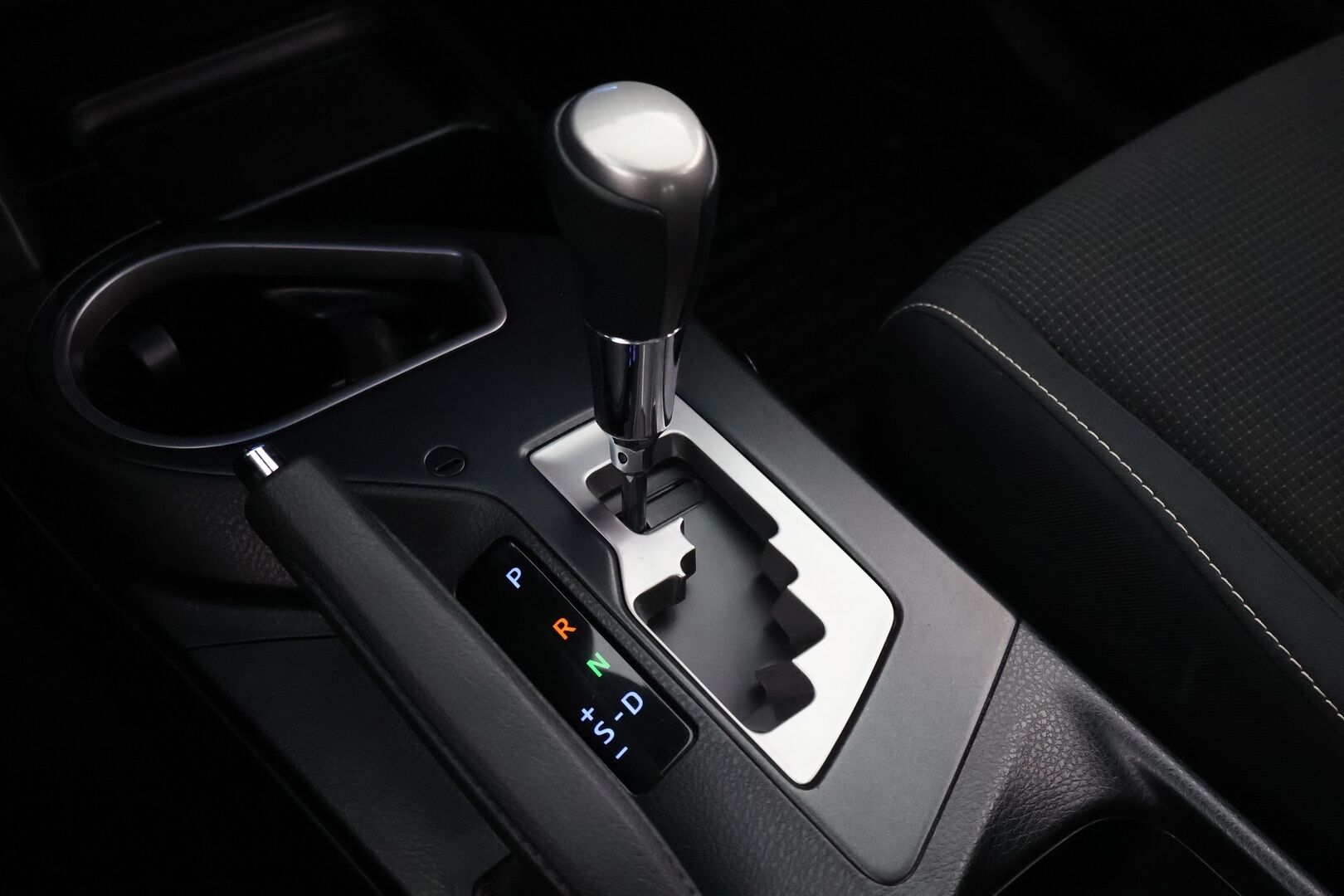 Toyota RAV4 2016 2.5 Hybrid AWD Style - Adapt.Vakkari / Peruutuskamera / Vetokoukku / Adapt.LED / Lohko & Sisäpistoke / Sähköluukku / Siisti yksilö!