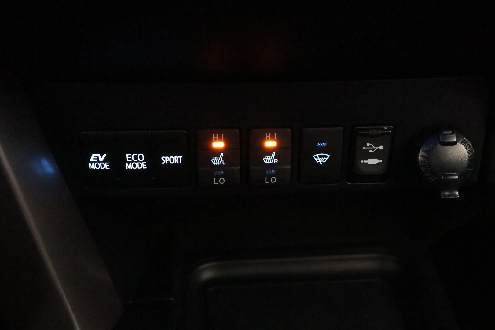 Toyota RAV4 2016 2.5 Hybrid AWD Style - Adapt.Vakkari / Peruutuskamera / Vetokoukku / Adapt.LED / Lohko & Sisäpistoke / Sähköluukku / Siisti yksilö!