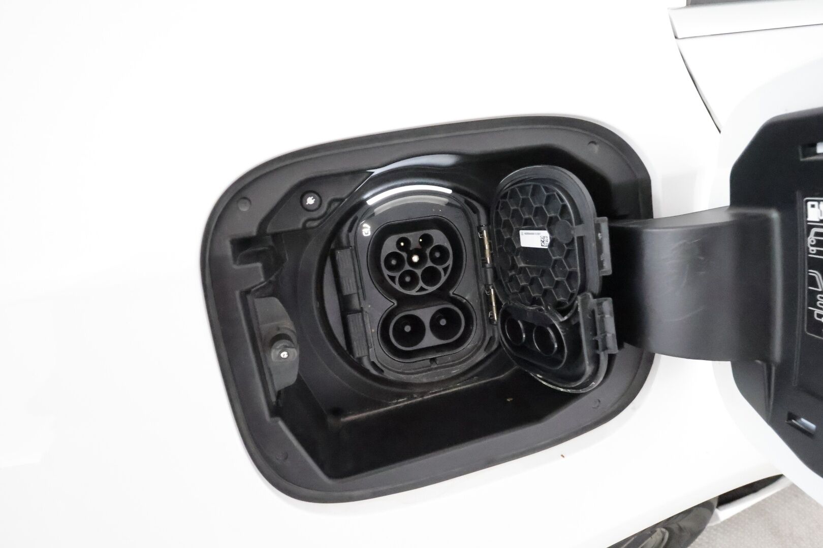 MERCEDES-BENZ A 2021 250 e A sedan Business Style EQ Power *Hierovat&Ilmastoidut Sporttinahat / Widescreen / ACC / Multibeam / 360° / Navi* - Akku kuntotarkastettu SoH 94,4% / Kahdet Renkaat