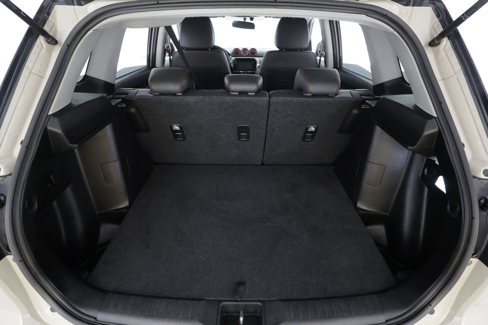 SUZUKI VITARA 2017 1,4 BOOSTERJET AllGrip 4WD S 6AT 140hv * ACC / P.kamera / LED / Navi / KeylessGo / Lohkolämmitin / Puolinahat / Koukku * - Kahdet renkaat aluvanteilla - HULLUT VÄLIPÄIVÄT KORKOTARJOUS 2,49%