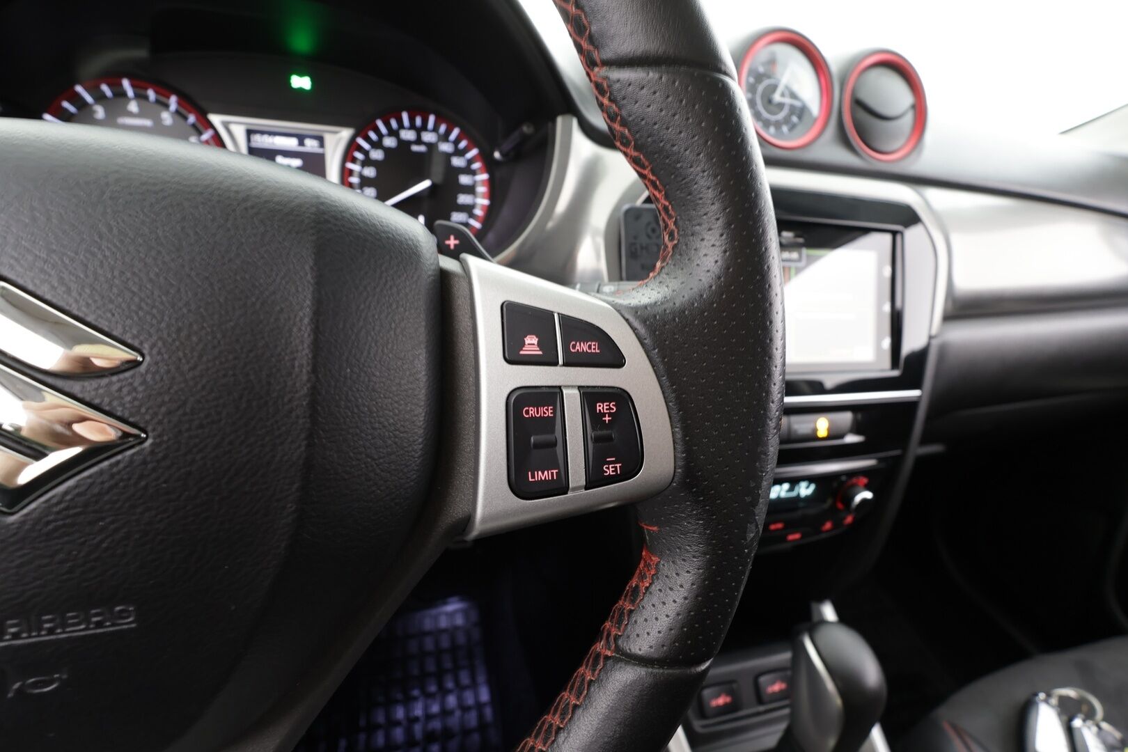 SUZUKI VITARA 2017 1,4 BOOSTERJET AllGrip 4WD S 6AT 140hv * ACC / P.kamera / LED / Navi / KeylessGo / Lohkolämmitin / Puolinahat / Koukku * - Kahdet renkaat aluvanteilla - HULLUT VÄLIPÄIVÄT KORKOTARJOUS 2,49%