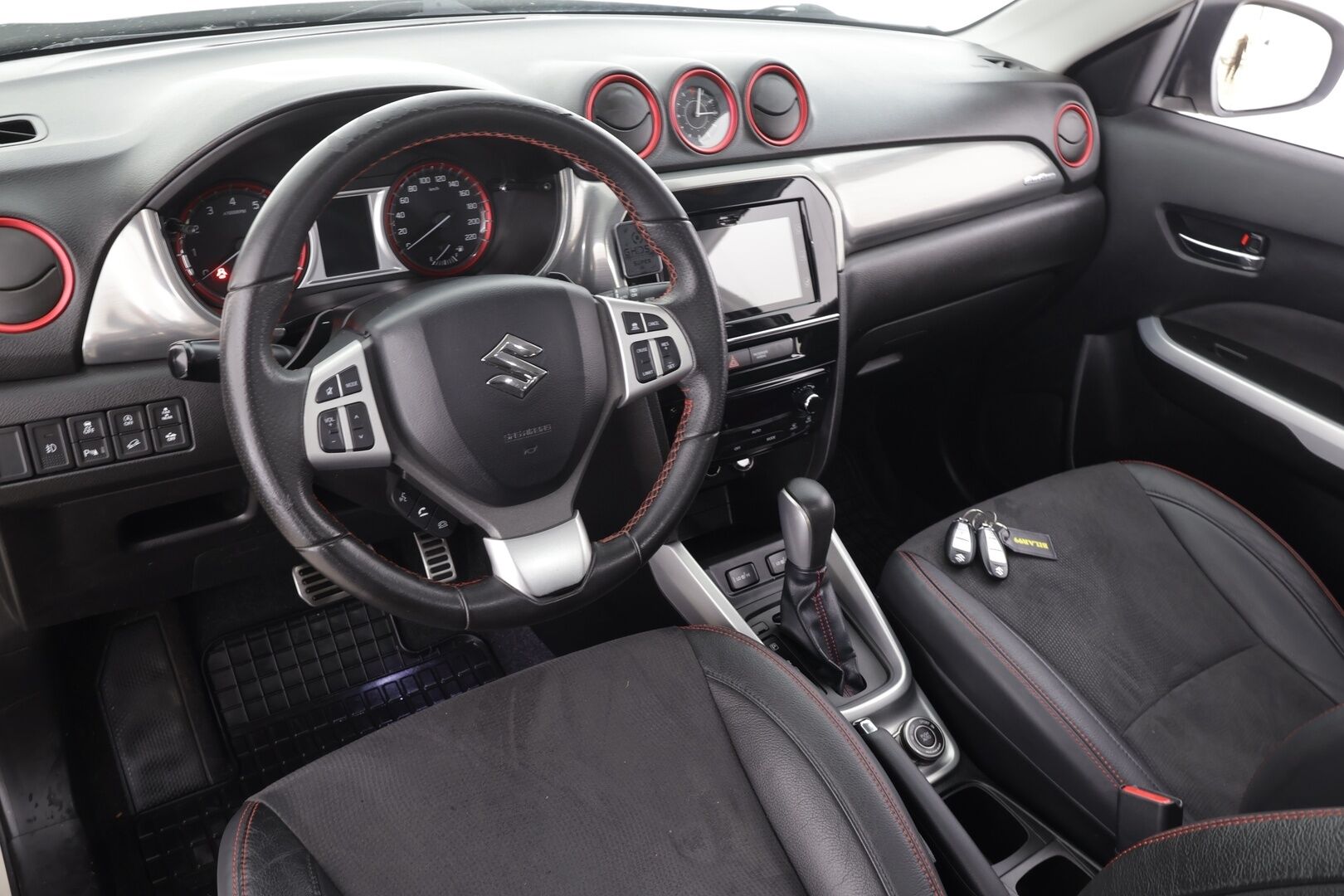 SUZUKI VITARA 2017 1,4 BOOSTERJET AllGrip 4WD S 6AT 140hv * ACC / P.kamera / LED / Navi / KeylessGo / Lohkolämmitin / Puolinahat / Koukku * - Kahdet renkaat aluvanteilla - HULLUT VÄLIPÄIVÄT KORKOTARJOUS 2,49%