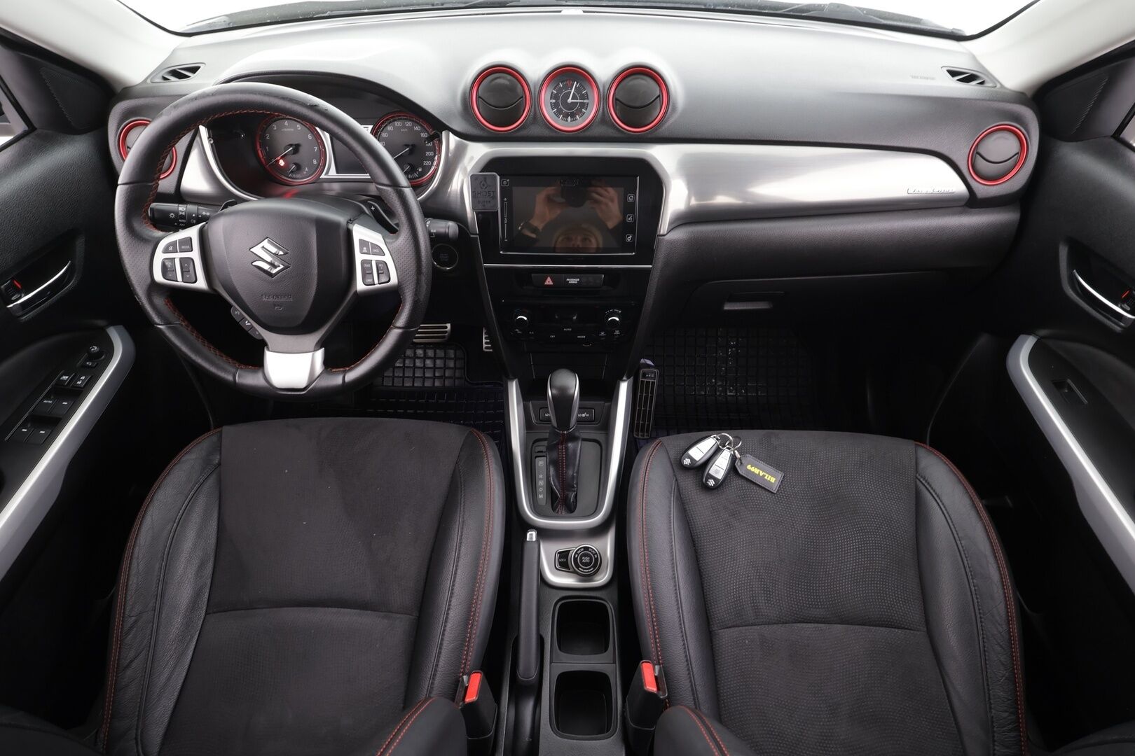 SUZUKI VITARA 2017 1,4 BOOSTERJET AllGrip 4WD S 6AT 140hv * ACC / P.kamera / LED / Navi / KeylessGo / Lohkolämmitin / Puolinahat / Koukku * - Kahdet renkaat aluvanteilla - HULLUT VÄLIPÄIVÄT KORKOTARJOUS 2,49%