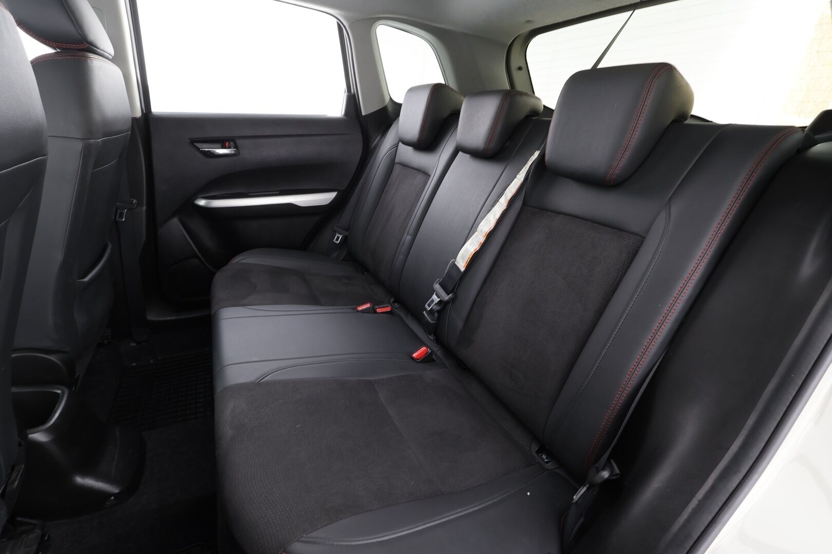 SUZUKI VITARA 2017 1,4 BOOSTERJET AllGrip 4WD S 6AT 140hv * ACC / P.kamera / LED / Navi / KeylessGo / Lohkolämmitin / Puolinahat / Koukku * - Kahdet renkaat aluvanteilla - HULLUT VÄLIPÄIVÄT KORKOTARJOUS 2,49%