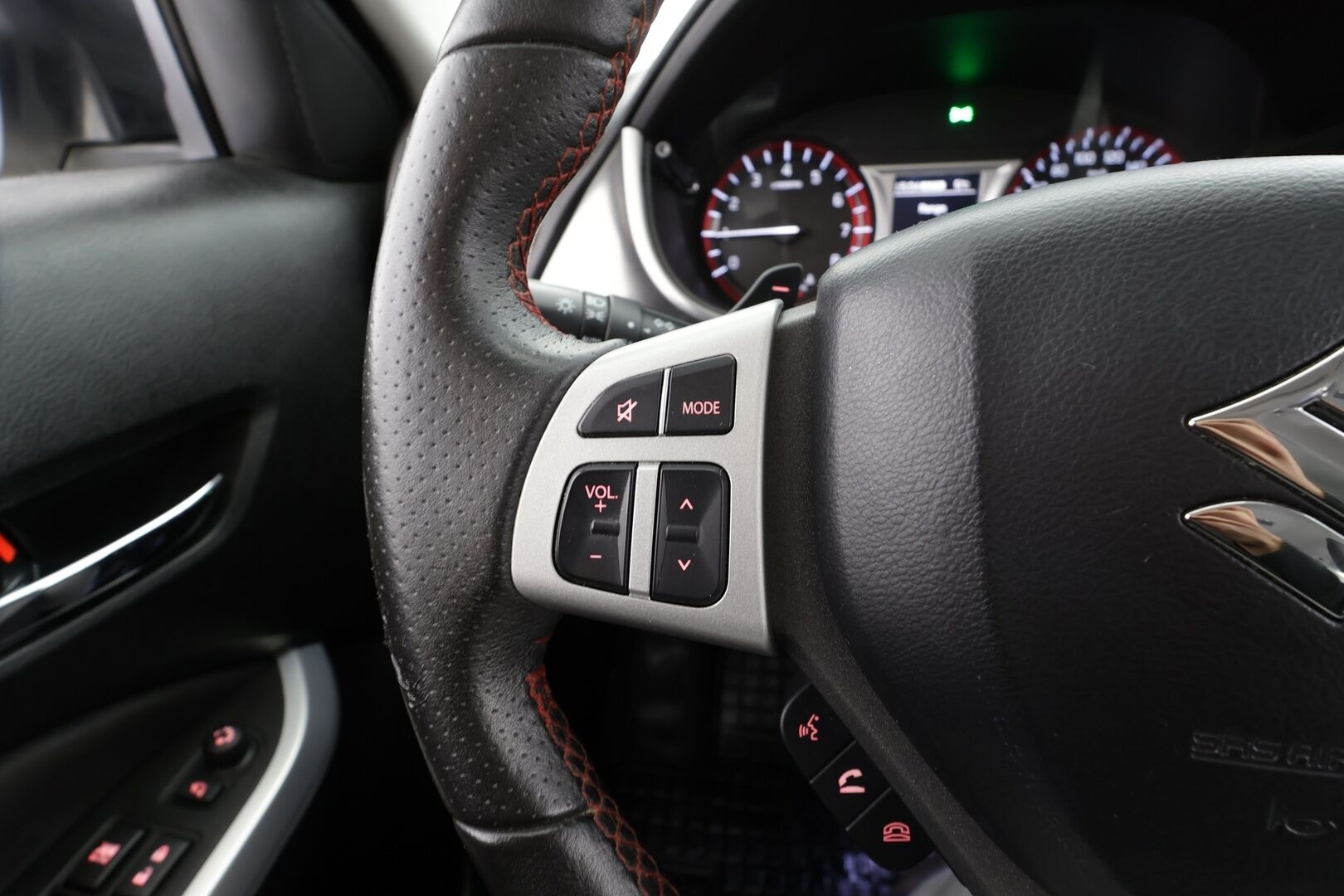 SUZUKI VITARA 2017 1,4 BOOSTERJET AllGrip 4WD S 6AT 140hv * ACC / P.kamera / LED / Navi / KeylessGo / Lohkolämmitin / Puolinahat / Koukku * - Kahdet renkaat aluvanteilla - HULLUT VÄLIPÄIVÄT KORKOTARJOUS 2,49%