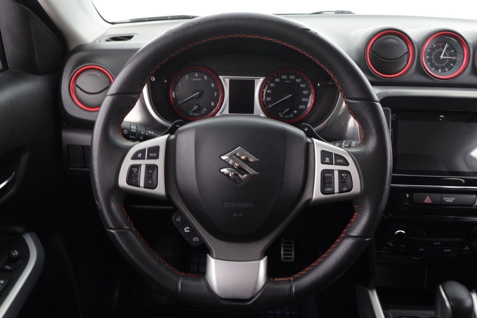 SUZUKI VITARA 2017 1,4 BOOSTERJET AllGrip 4WD S 6AT 140hv * ACC / P.kamera / LED / Navi / KeylessGo / Lohkolämmitin / Puolinahat / Koukku * - Kahdet renkaat aluvanteilla - HULLUT VÄLIPÄIVÄT KORKOTARJOUS 2,49%