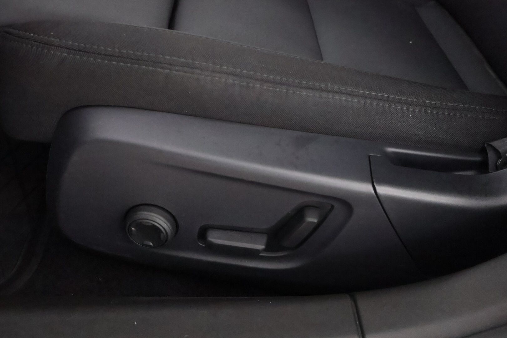 Polestar 2 2021 Launch Edition, 300kW, 78kWh * Pilot&Plus / Pixel LED / Panorama / H&K / Vetokoukku / Peruutuskamera / 360° Kamera - Tulossa Myyntiin!