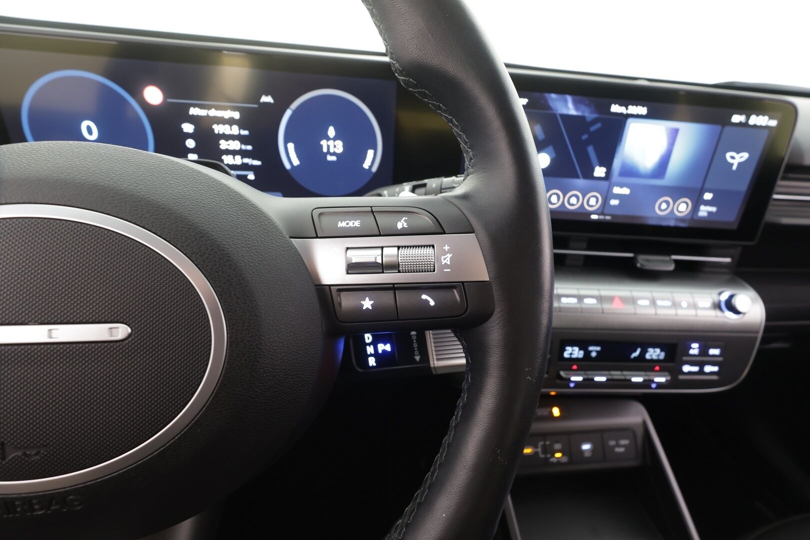 Hyundai KONA Electric 2024 48 kWh 156 hv Comfort - | ACC | ILP | P.kamera | HDA | Keyless | LED | Lämm. ratti | Apple & Android | Navi | 1-om suomiauto | Merkkihuollot | 2x renkaat aluin | 