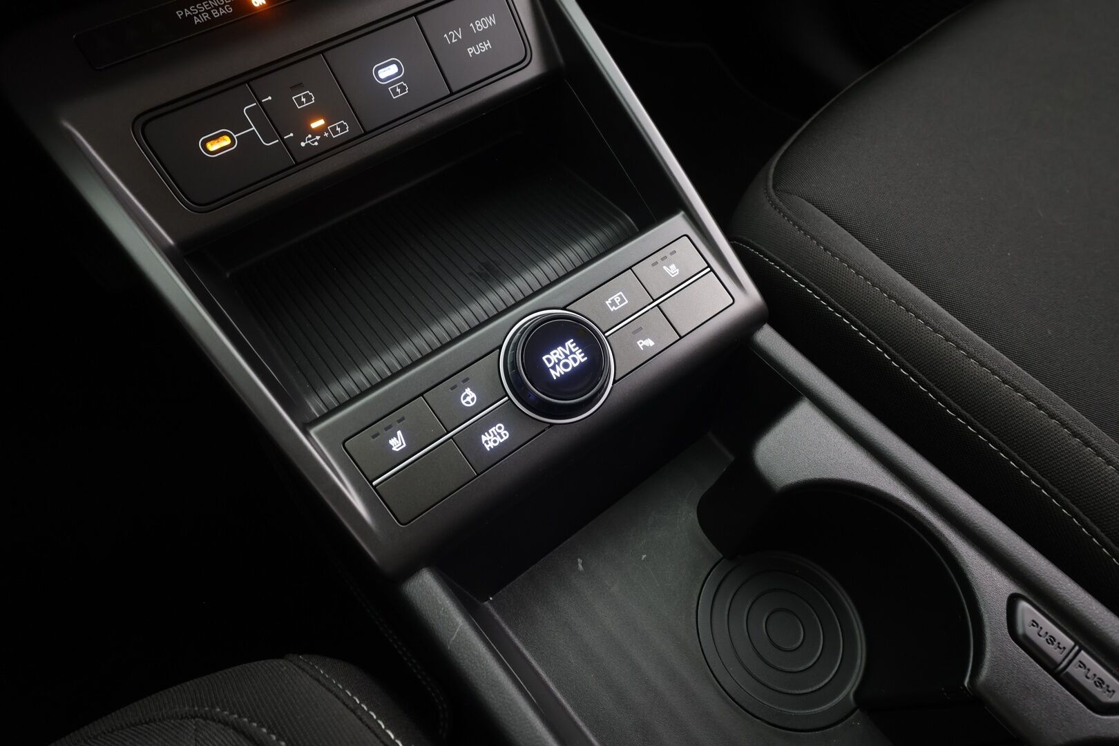 Hyundai KONA Electric 2024 48 kWh 156 hv Comfort - | ACC | ILP | P.kamera | HDA | Keyless | LED | Lämm. ratti | Apple & Android | Navi | 1-om suomiauto | Merkkihuollot | 2x renkaat aluin | 