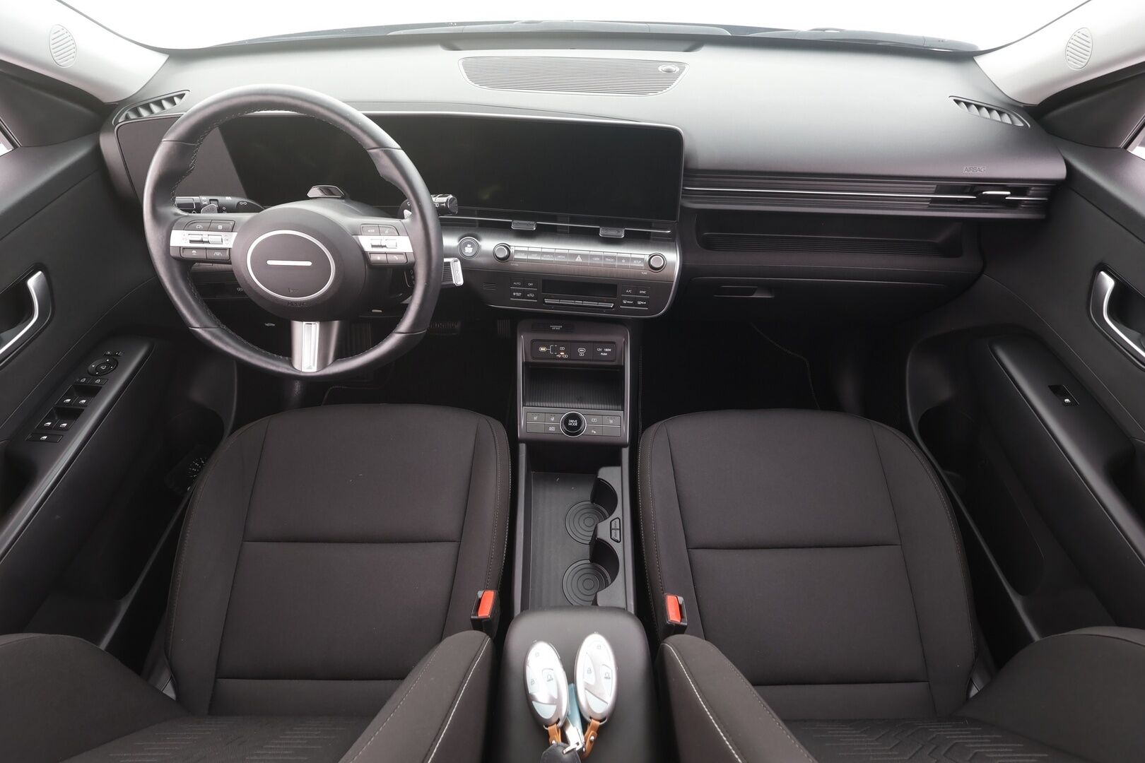 Hyundai KONA Electric 2024 48 kWh 156 hv Comfort - | ACC | ILP | P.kamera | HDA | Keyless | LED | Lämm. ratti | Apple & Android | Navi | 1-om suomiauto | Merkkihuollot | 2x renkaat aluin | 