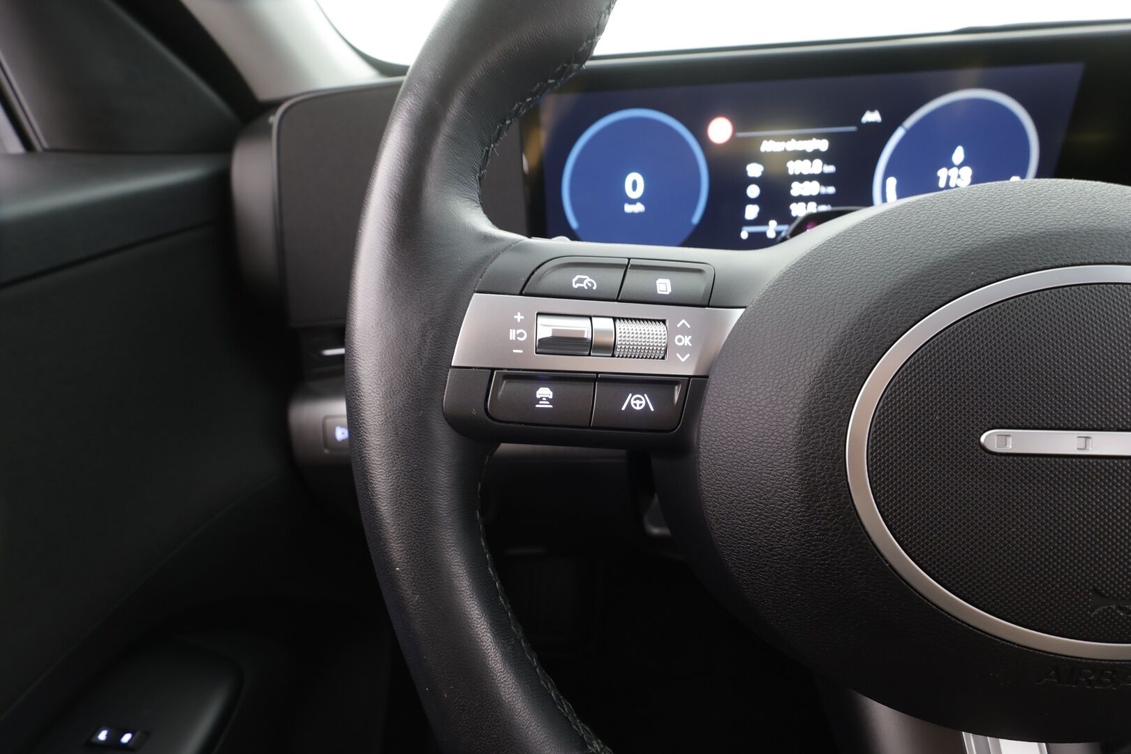 Hyundai KONA Electric 2024 48 kWh 156 hv Comfort - | ACC | ILP | P.kamera | HDA | Keyless | LED | Lämm. ratti | Apple & Android | Navi | 1-om suomiauto | Merkkihuollot | 2x renkaat aluin | 