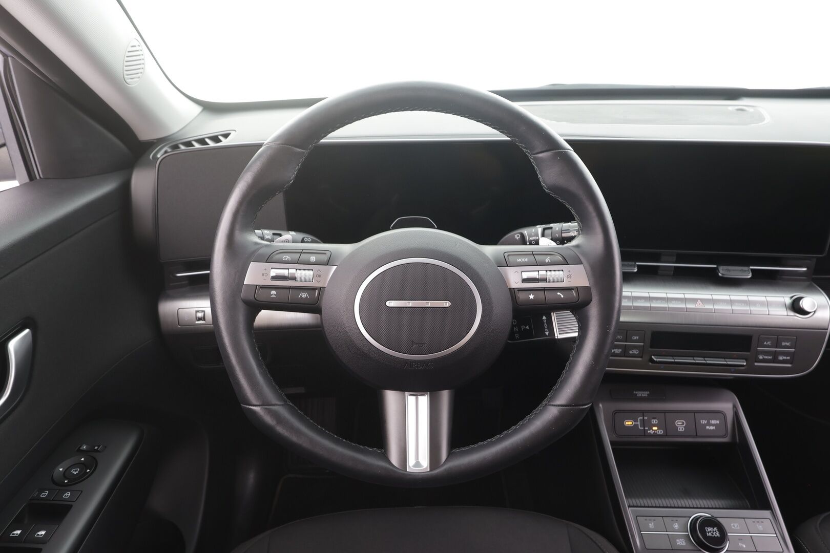 Hyundai KONA Electric 2024 48 kWh 156 hv Comfort - | ACC | ILP | P.kamera | HDA | Keyless | LED | Lämm. ratti | Apple & Android | Navi | 1-om suomiauto | Merkkihuollot | 2x renkaat aluin | 