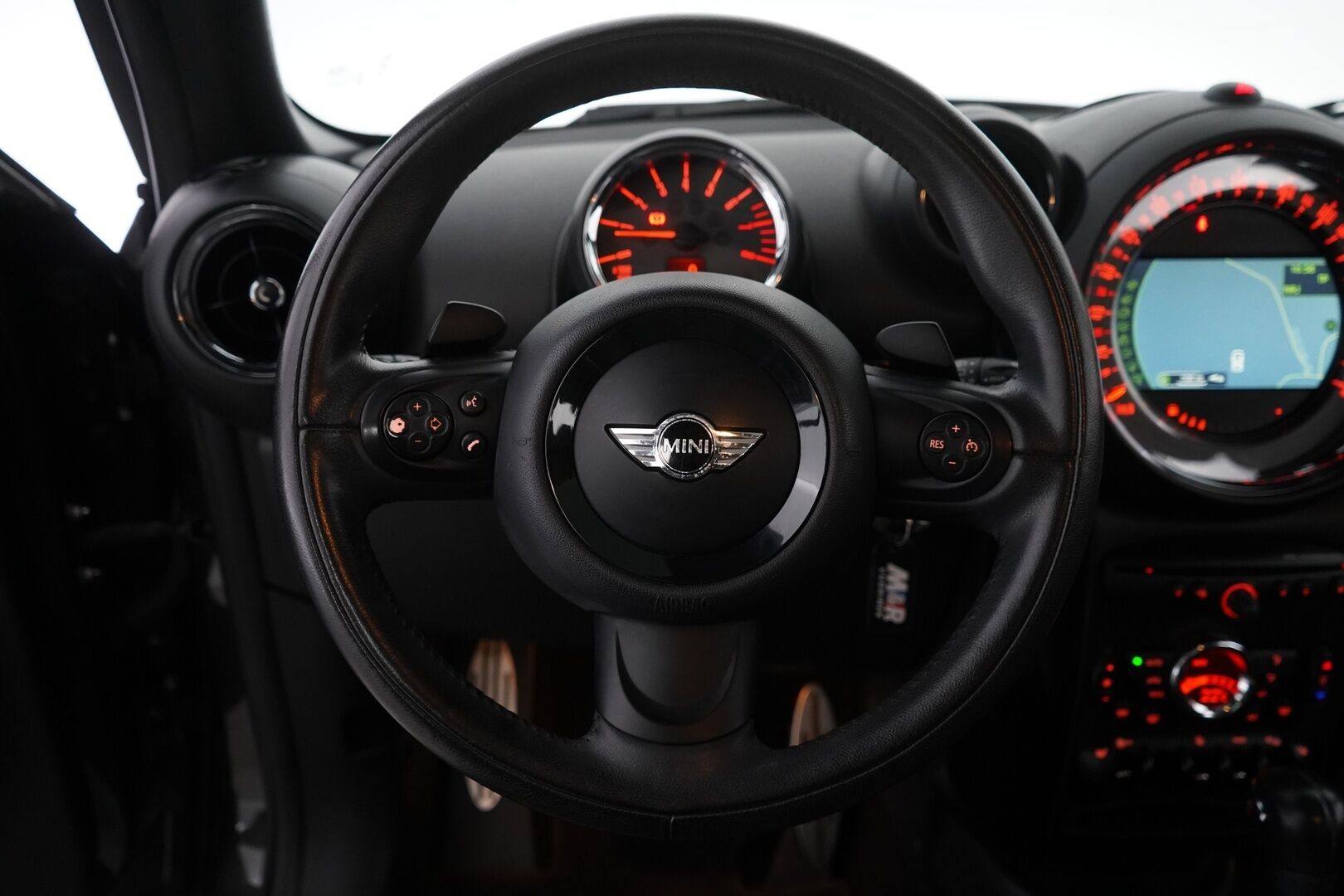 Mini Countryman 2015 Cooper S ALL4 A Sport Lane * Vakkari / Tutkat / Kattoluukku / Nahat / Lämpölasi * - Kahdet renkaat alumiinivanteilla / Viimeisin huolto 9.25 / Ketju vaihdettu / Puhdas Carvertical / NELIVETO