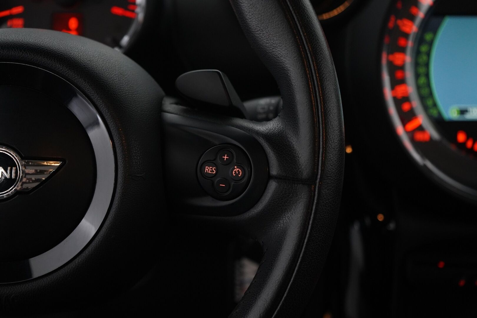 Mini Countryman 2015 Cooper S ALL4 A Sport Lane * Vakkari / Tutkat / Kattoluukku / Nahat / Lämpölasi * - Kahdet renkaat alumiinivanteilla / Viimeisin huolto 9.25 / Ketju vaihdettu / Puhdas Carvertical / NELIVETO