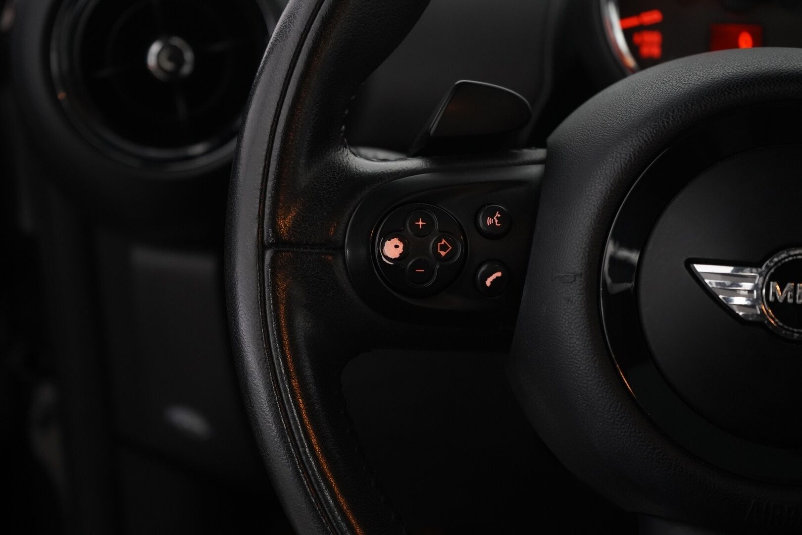 Mini Countryman 2015 Cooper S ALL4 A Sport Lane * Vakkari / Tutkat / Kattoluukku / Nahat / Lämpölasi * - Kahdet renkaat alumiinivanteilla / Viimeisin huolto 9.25 / Ketju vaihdettu / Puhdas Carvertical / NELIVETO