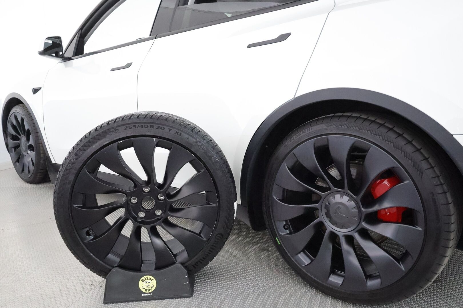 Tesla Model Y 2022 Performance **Lasikatto / Lämpöpumppu / Koukku / Adapt.Vakkari / Matrix-LED / P.Kamera / Muistipenkki / Premium Audio** - 3,99 % KORKOTARJOUS TÄHÄN AUTOON 31.8. ASTI! - Kahdet Renkaat