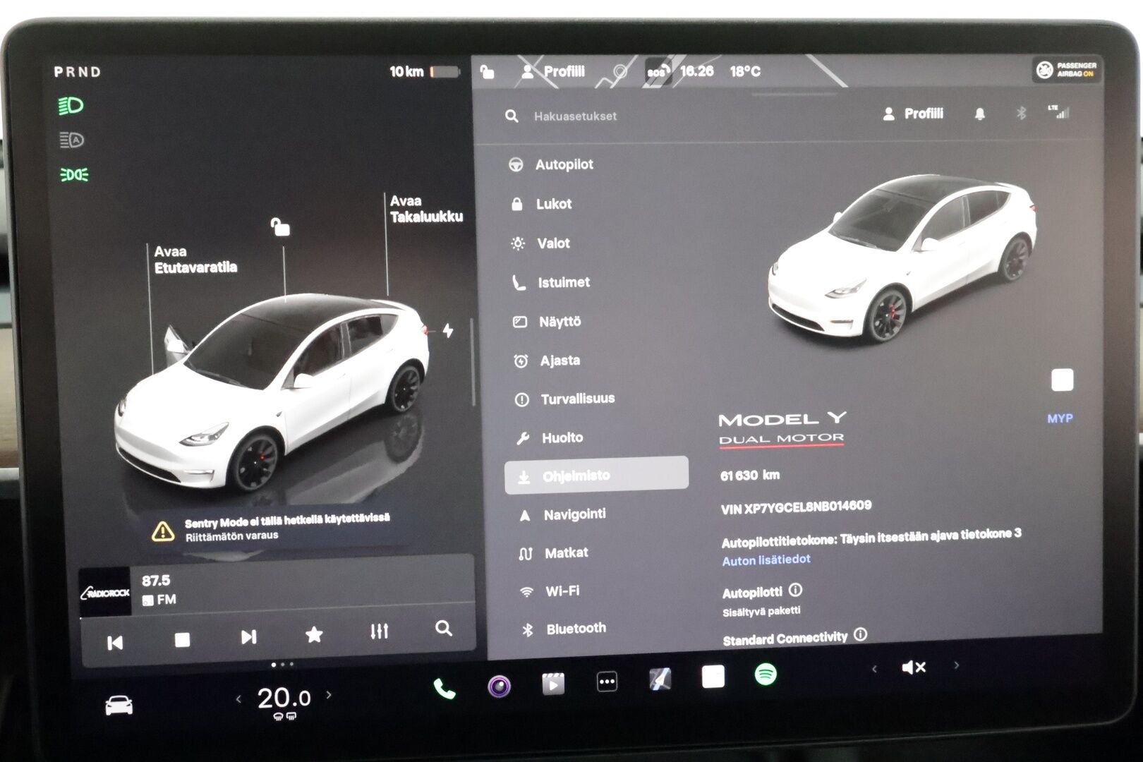Tesla Model Y 2022 Performance **Lasikatto / Lämpöpumppu / Koukku / Adapt.Vakkari / Matrix-LED / P.Kamera / Muistipenkki / Premium Audio** - 3,99 % KORKOTARJOUS TÄHÄN AUTOON 31.8. ASTI! - Kahdet Renkaat