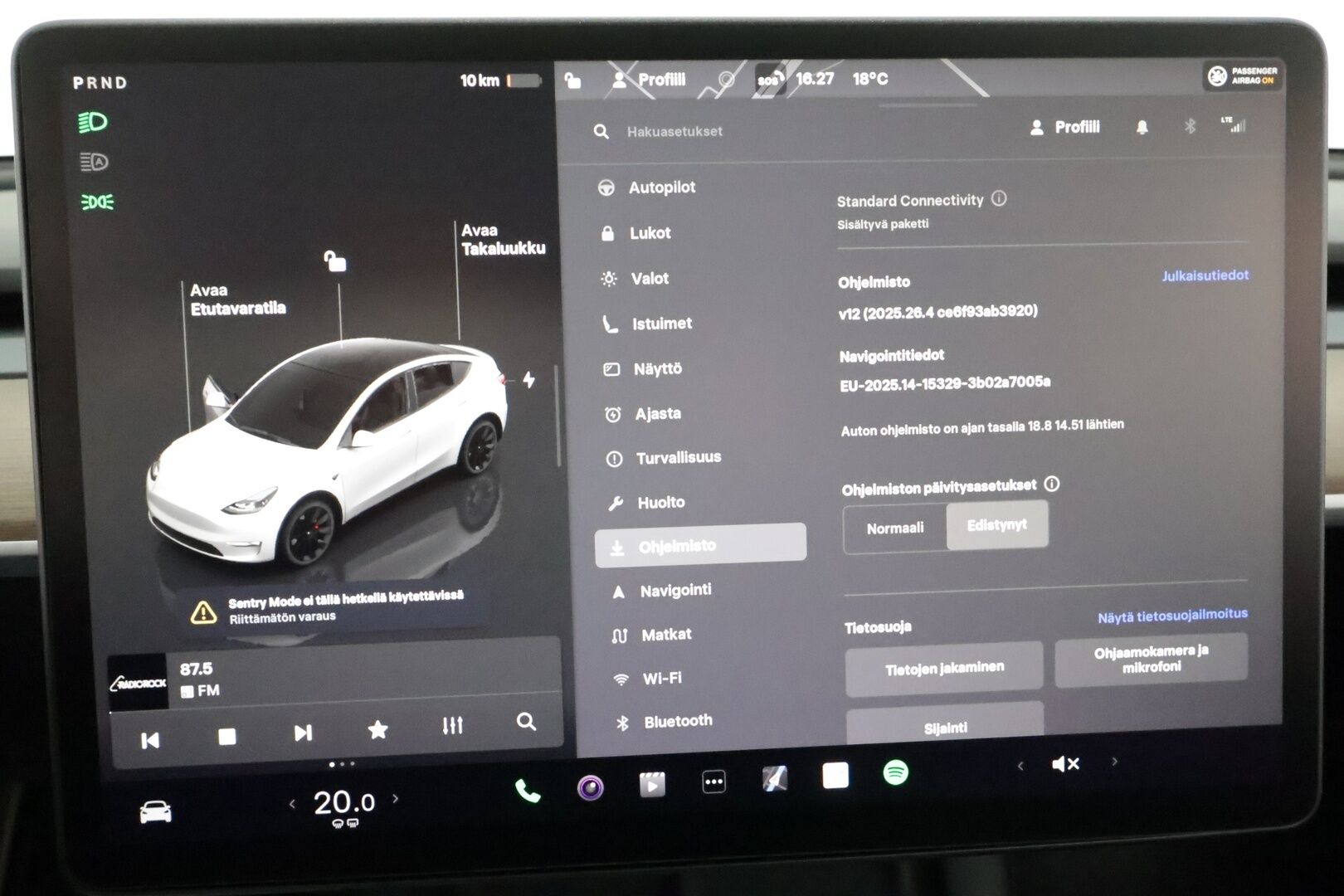Tesla Model Y 2022 Performance **Lasikatto / Lämpöpumppu / Koukku / Adapt.Vakkari / Matrix-LED / P.Kamera / Muistipenkki / Premium Audio** - 3,99 % KORKOTARJOUS TÄHÄN AUTOON 31.8. ASTI! - Kahdet Renkaat
