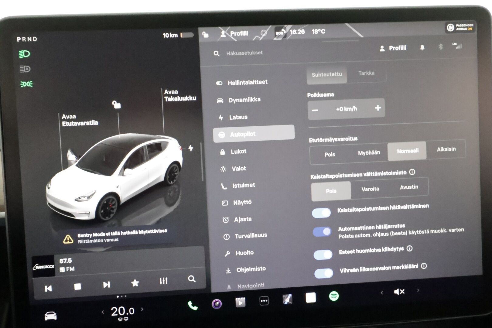 Tesla Model Y 2022 Performance **Lasikatto / Lämpöpumppu / Koukku / Adapt.Vakkari / Matrix-LED / P.Kamera / Muistipenkki / Premium Audio** - 3,99 % KORKOTARJOUS TÄHÄN AUTOON 31.8. ASTI! - Kahdet Renkaat