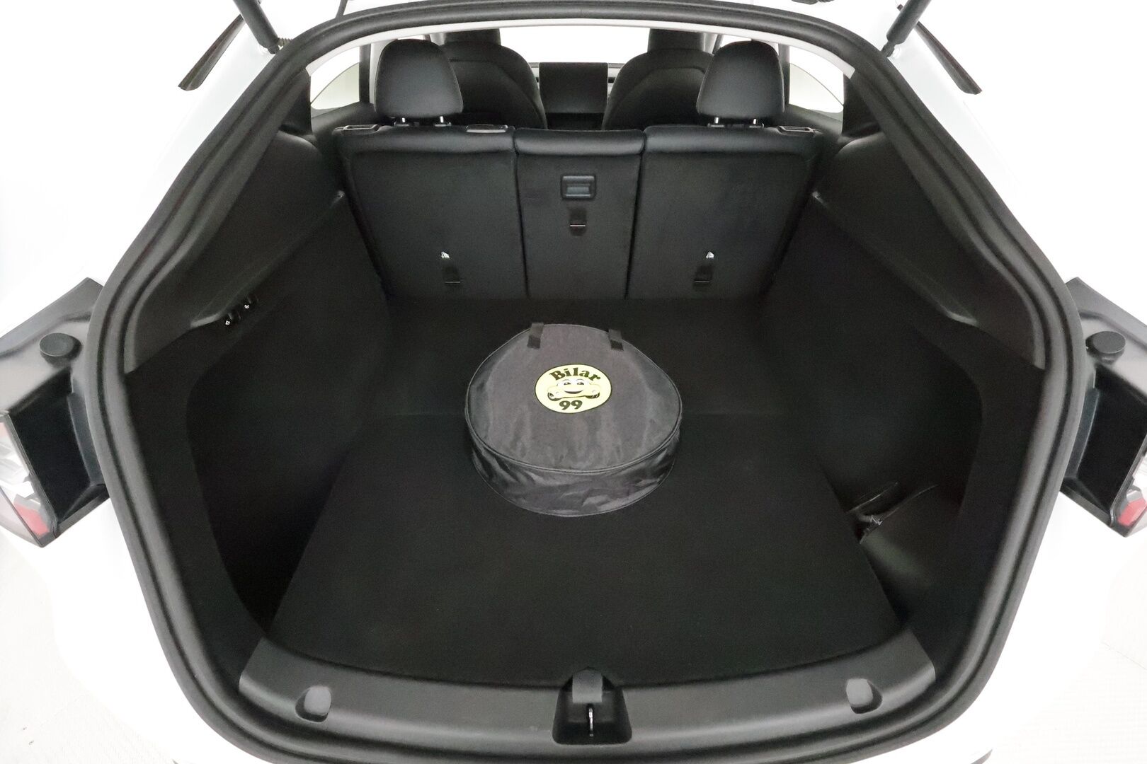 Tesla Model Y 2022 Performance **Lasikatto / Lämpöpumppu / Koukku / Adapt.Vakkari / Matrix-LED / P.Kamera / Muistipenkki / Premium Audio** - 3,99 % KORKOTARJOUS TÄHÄN AUTOON 31.8. ASTI! - Kahdet Renkaat