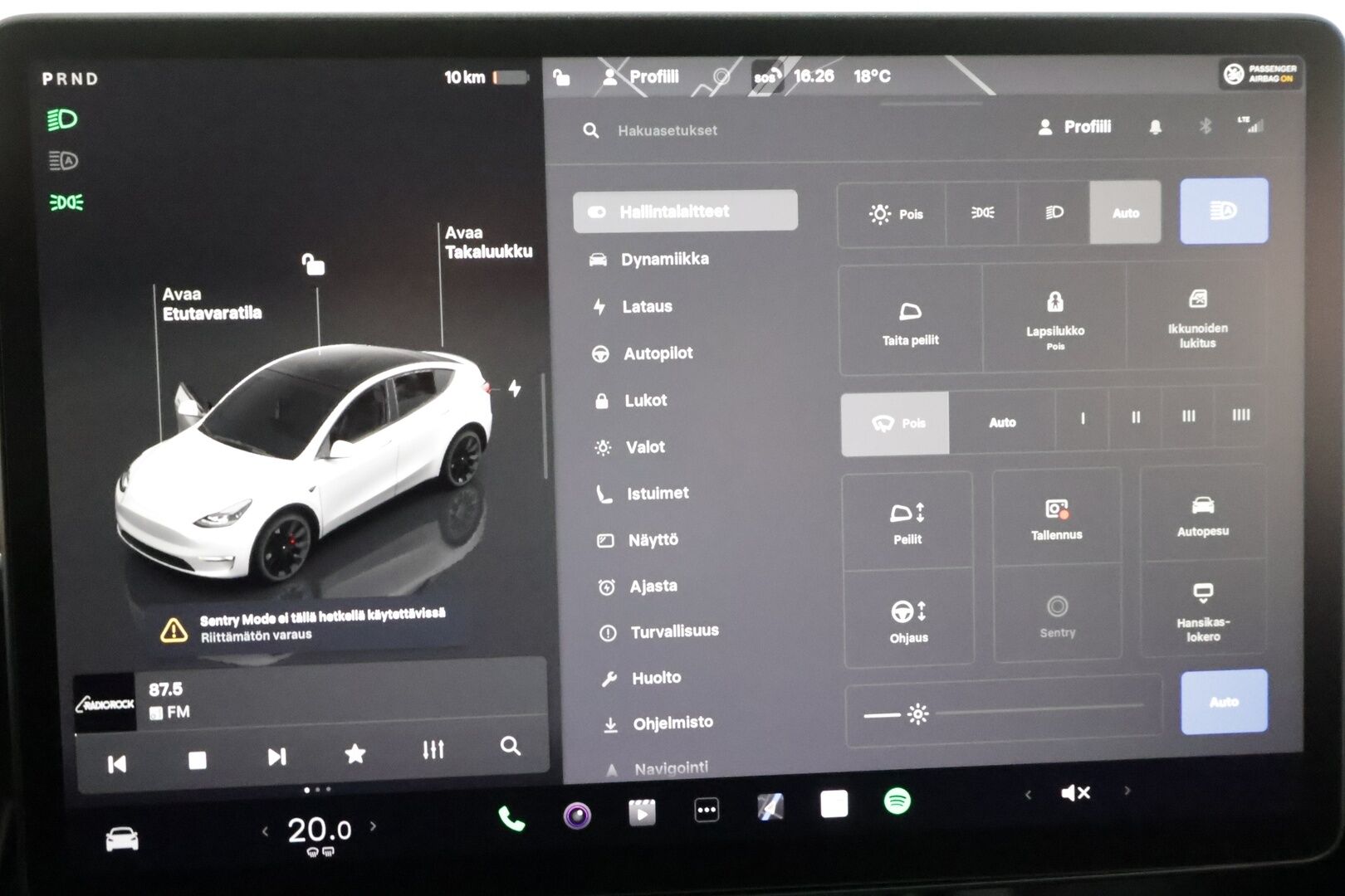 Tesla Model Y 2022 Performance **Lasikatto / Lämpöpumppu / Koukku / Adapt.Vakkari / Matrix-LED / P.Kamera / Muistipenkki / Premium Audio** - 3,99 % KORKOTARJOUS TÄHÄN AUTOON 31.8. ASTI! - Kahdet Renkaat