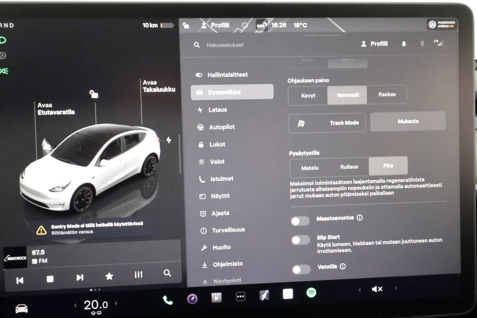 Tesla Model Y 2022 Performance **Lasikatto / Lämpöpumppu / Koukku / Adapt.Vakkari / Matrix-LED / P.Kamera / Muistipenkki / Premium Audio** - 3,99 % KORKOTARJOUS TÄHÄN AUTOON 31.8. ASTI! - Kahdet Renkaat