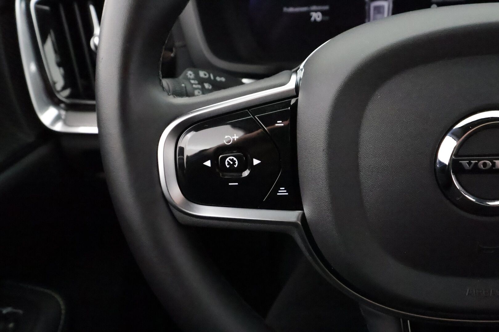Volvo V60 2024 T6 AWD Long Range Ultimate Dark aut. - | ACC | Koukku | HUD | Panorama | Muistipenkit | H/K | Full-LED | 360-Kamera | Keyless | Apple&Android | 1.Om suomi-auto | Kahdet Renkaat | Merkkihuollettu |