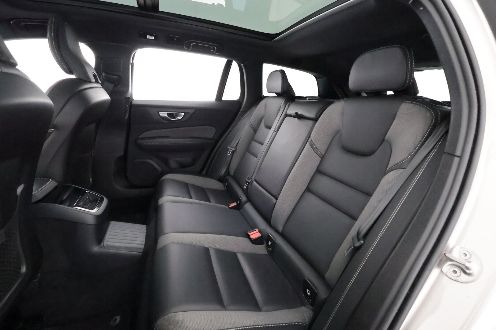 Volvo V60 2024 T6 AWD Long Range Ultimate Dark aut. - | ACC | Koukku | HUD | Panorama | Muistipenkit | H/K | Full-LED | 360-Kamera | Keyless | Apple&Android | 1.Om suomi-auto | Kahdet Renkaat | Merkkihuollettu |