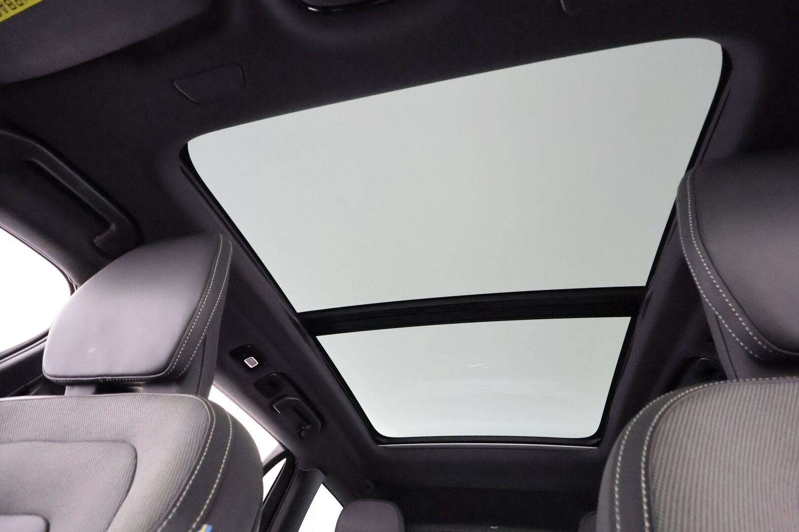 Volvo V60 2024 T6 AWD Long Range Ultimate Dark aut. - | ACC | Koukku | HUD | Panorama | Muistipenkit | H/K | Full-LED | 360-Kamera | Keyless | Apple&Android | 1.Om suomi-auto | Kahdet Renkaat | Merkkihuollettu |