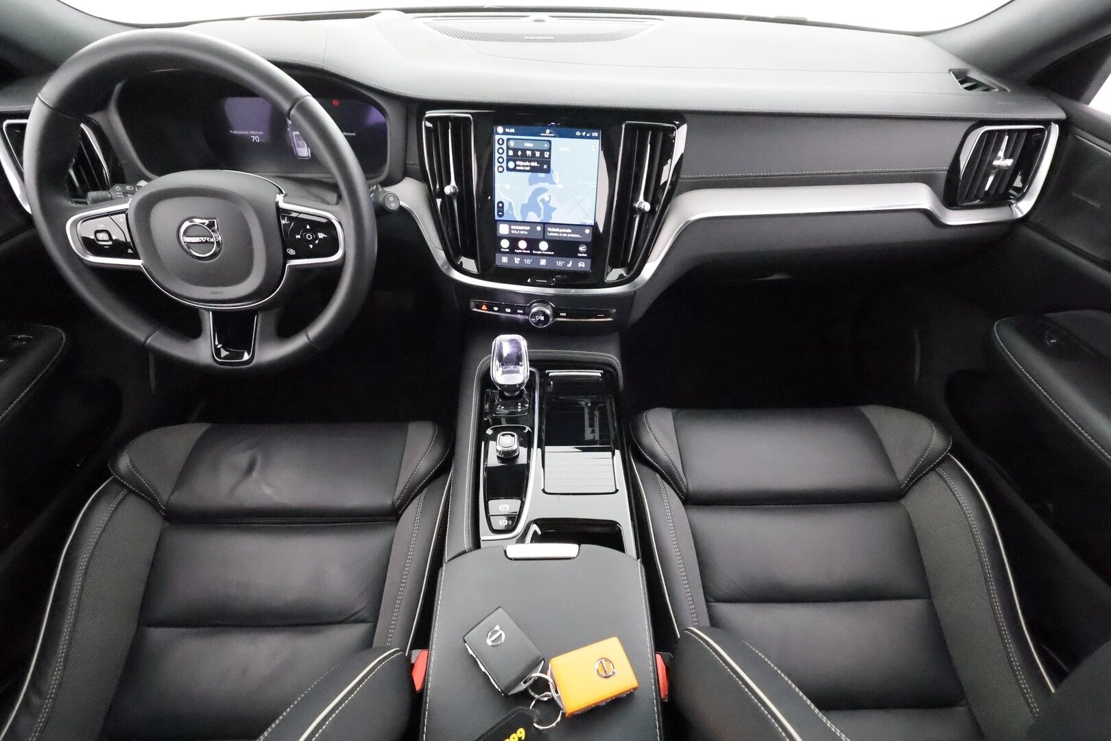 Volvo V60 2024 T6 AWD Long Range Ultimate Dark aut. - | ACC | Koukku | HUD | Panorama | Muistipenkit | H/K | Full-LED | 360-Kamera | Keyless | Apple&Android | 1.Om suomi-auto | Kahdet Renkaat | Merkkihuollettu |