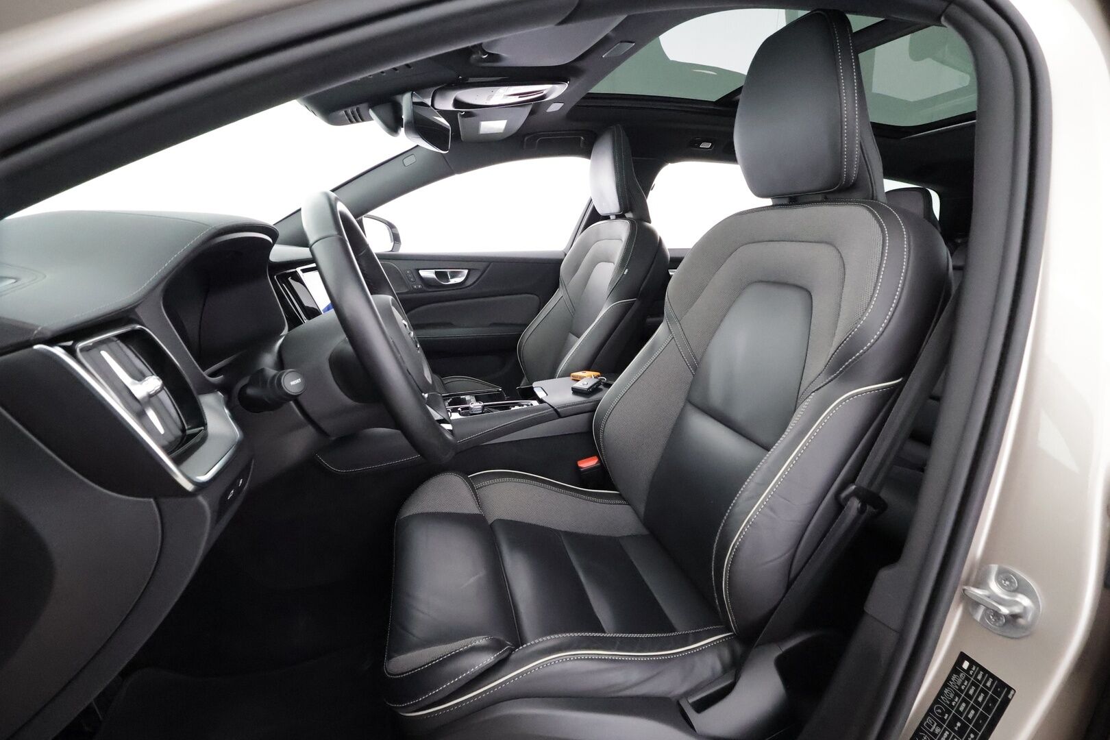 Volvo V60 2024 T6 AWD Long Range Ultimate Dark aut. - | ACC | Koukku | HUD | Panorama | Muistipenkit | H/K | Full-LED | 360-Kamera | Keyless | Apple&Android | 1.Om suomi-auto | Kahdet Renkaat | Merkkihuollettu |