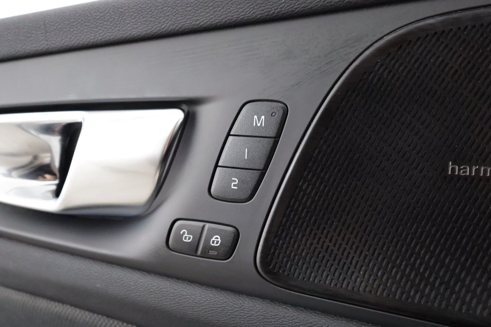 Volvo V60 2024 T6 AWD Long Range Ultimate Dark aut. - | ACC | Koukku | HUD | Panorama | Muistipenkit | H/K | Full-LED | 360-Kamera | Keyless | Apple&Android | 1.Om suomi-auto | Kahdet Renkaat | Merkkihuollettu |