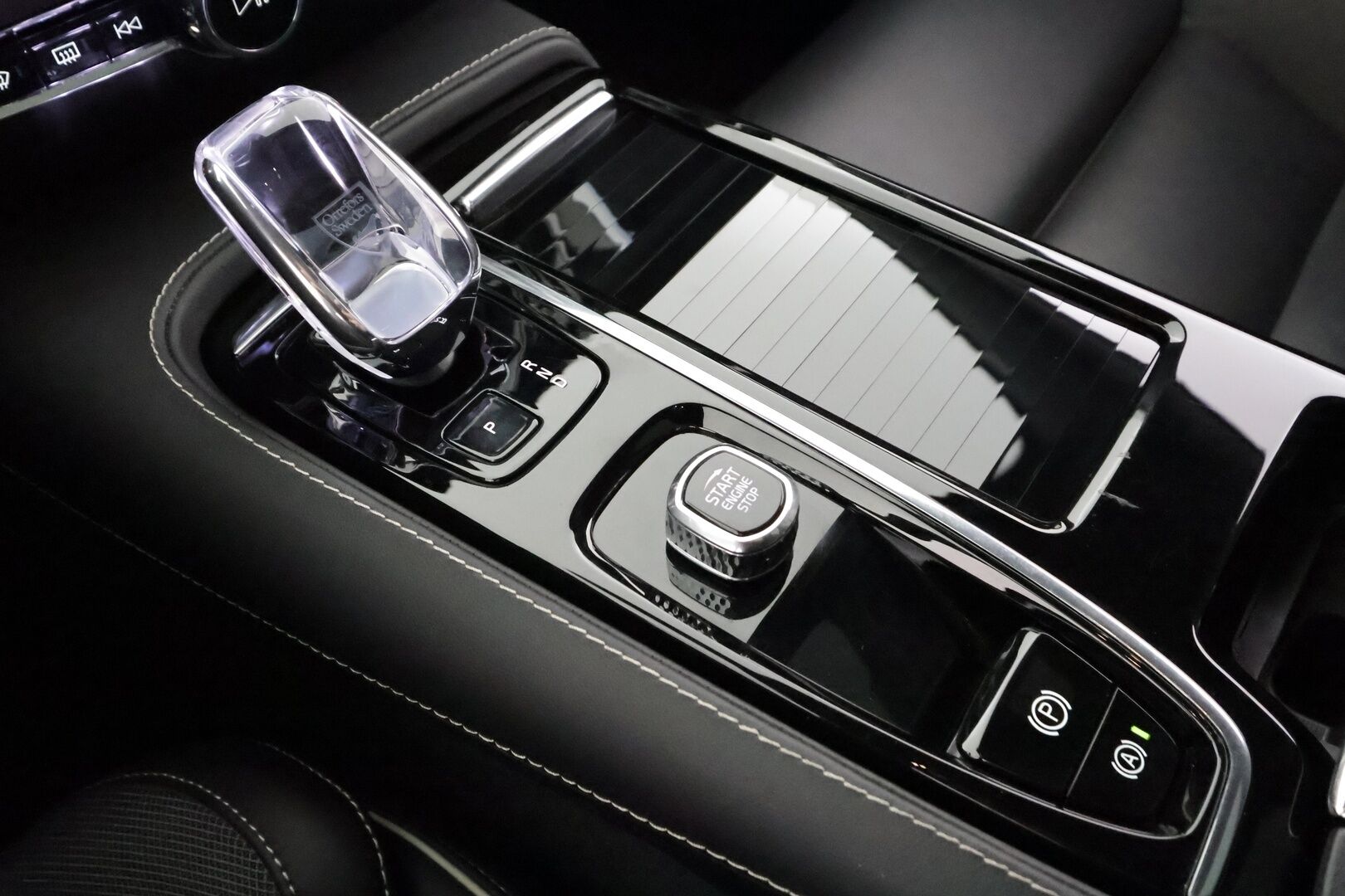 Volvo V60 2024 T6 AWD Long Range Ultimate Dark aut. - | ACC | Koukku | HUD | Panorama | Muistipenkit | H/K | Full-LED | 360-Kamera | Keyless | Apple&Android | 1.Om suomi-auto | Kahdet Renkaat | Merkkihuollettu |