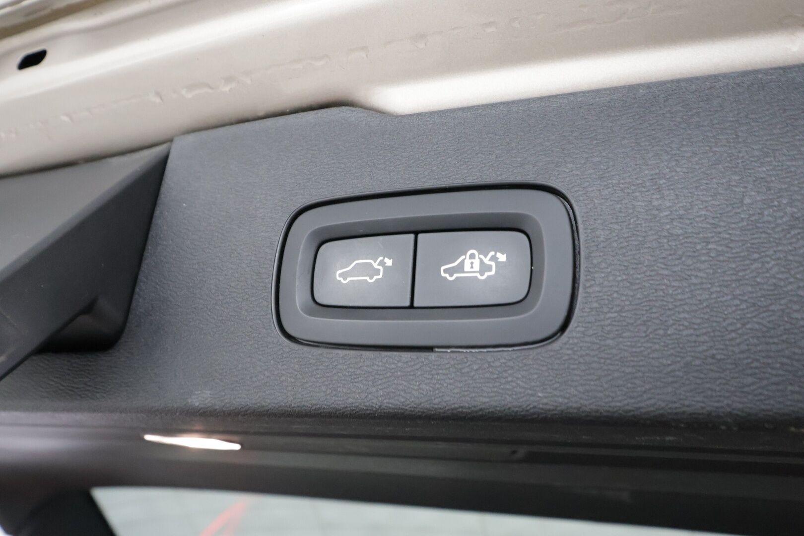 Volvo V60 2024 T6 AWD Long Range Ultimate Dark aut. - | ACC | Koukku | HUD | Panorama | Muistipenkit | H/K | Full-LED | 360-Kamera | Keyless | Apple&Android | 1.Om suomi-auto | Kahdet Renkaat | Merkkihuollettu |