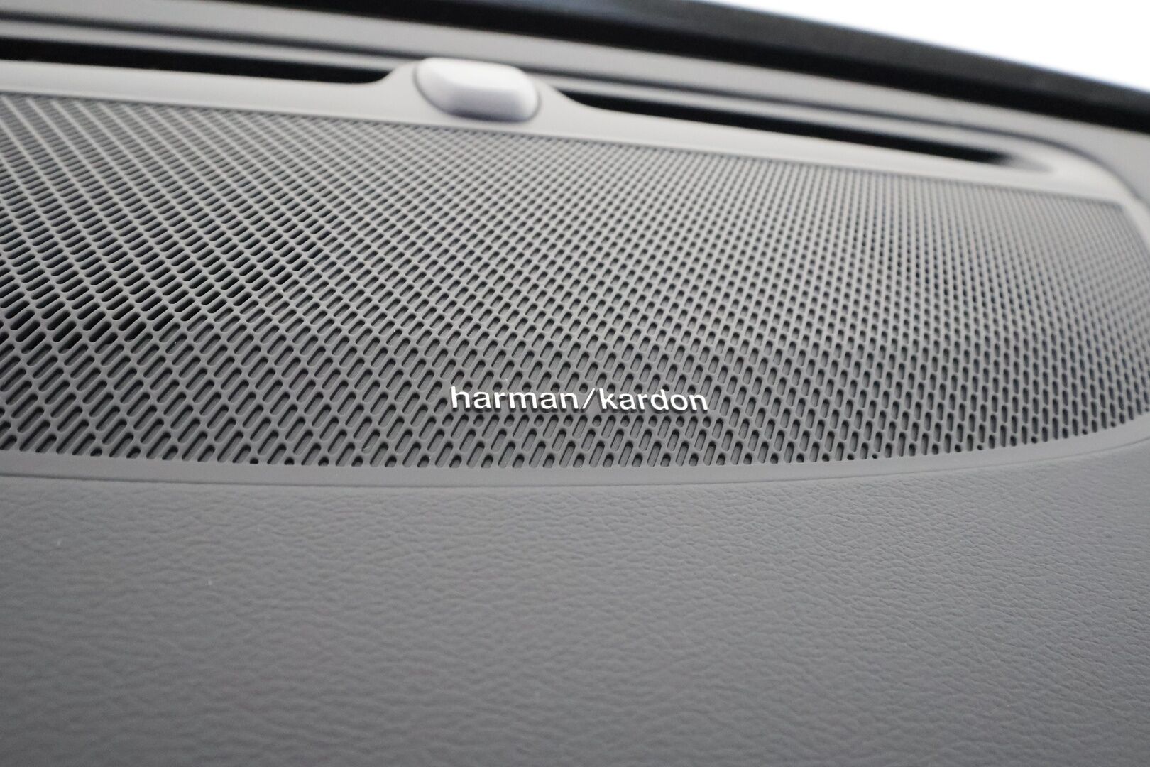 Volvo V60 2024 T6 AWD Long Range Ultimate Dark aut. - | ACC | Koukku | HUD | Panorama | Muistipenkit | H/K | Full-LED | 360-Kamera | Keyless | Apple&Android | 1.Om suomi-auto | Kahdet Renkaat | Merkkihuollettu |