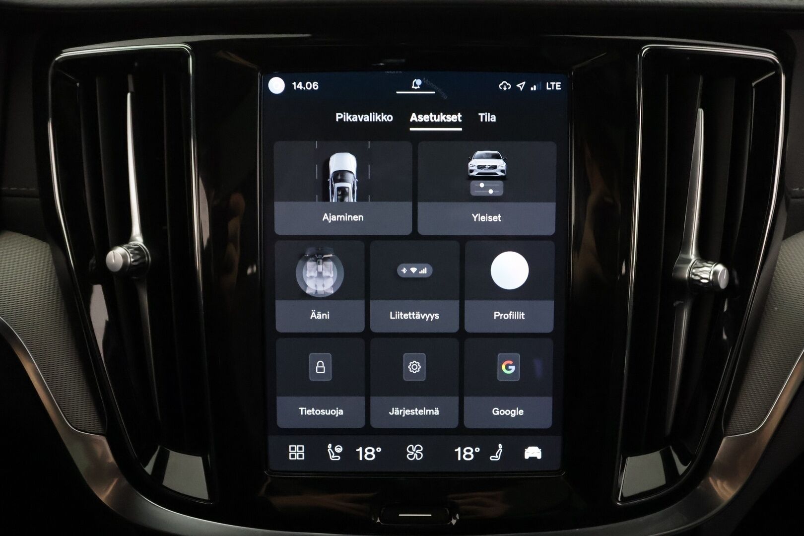 Volvo V60 2024 T6 AWD Long Range Ultimate Dark aut. - | ACC | Koukku | HUD | Panorama | Muistipenkit | H/K | Full-LED | 360-Kamera | Keyless | Apple&Android | 1.Om suomi-auto | Kahdet Renkaat | Merkkihuollettu |